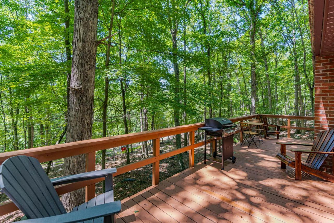 Secluded W Hot Tub, Fire Pit, Deck & Updated Wifi Great Cacapon Exterior foto